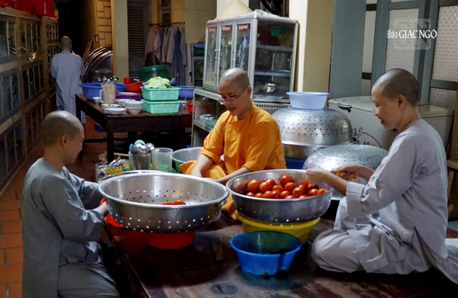 Các sư cô cùng nhau luân phiên chấp tác, chuẩn bị các món từ nhà bếp, sẵn sàng cho trai đường vào buổi trưa