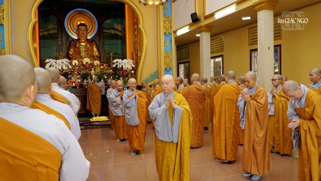 ... trong thời kinh hành niệm Phật mỗi ngày tại trường hạ