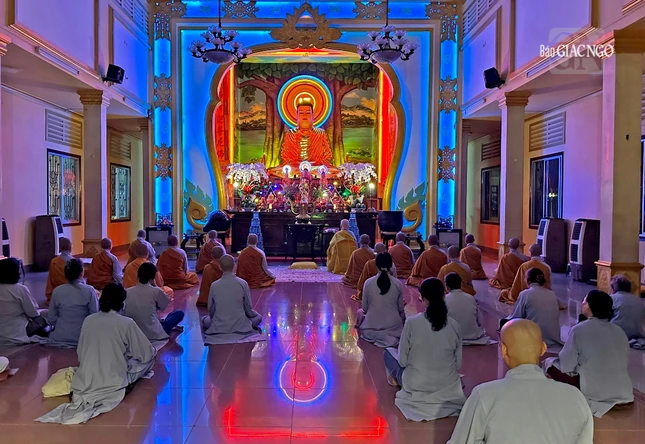 Các thời khóa buổi chiều và tối có thêm các Phật tử trở về cùng tu tập trong suốt mùa An cư kiết hạ