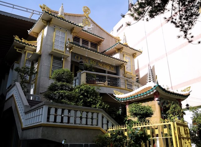 Tổ đình Từ Nghiêm tọa lạc tại số 415-417 đường Bà Hạt thuộc phường 4, Q.10, TP.HCM nơi tập trung đông người dân lao động, Phật tử lui tới tu tập, bái ngưỡng