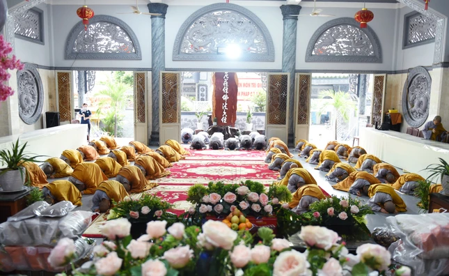 Hành giả đảnh lễ chư Ni trưởng đoàn Phân ban Ni giới TP.HCM (đoàn 1) Hành giả đảnh lễ chư Ni trưởng đoàn Phân ban Ni giới TP.HCM (đoàn 1)