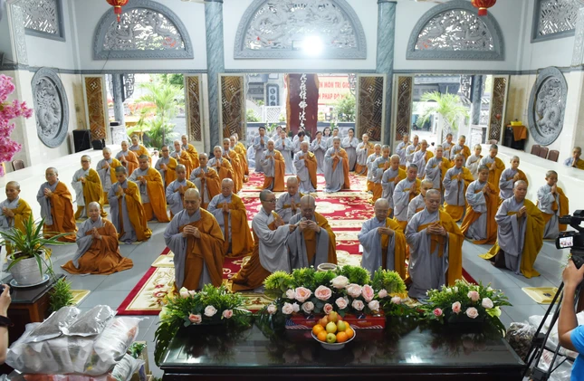 Chư Ni Phân ban Ni giới TP.HCM do Ni trưởng Thích nữ Từ Nhẫn làm trưởng đoàn niêm hương Tam bảo tại trường hạ chùa Kim Sơn Chư Ni Phân ban Ni giới TP.HCM do Ni trưởng Thích nữ Từ Nhẫn làm trưởng đoàn niêm hương Tam bảo tại trường hạ chùa Kim Sơn