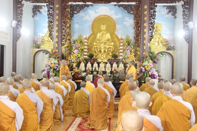 Chư tôn đức thực hiện các nghi lễ tại chánh điện chùa Dược Sư Chư tôn đức thực hiện các nghi lễ tại chánh điện chùa Dược Sư