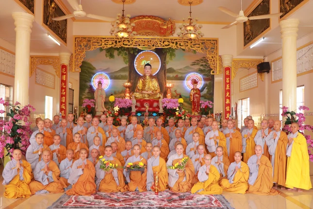 Chụp ảnh lưu niệm tại chùa Liên Hoa Chụp ảnh lưu niệm tại chùa Liên Hoa