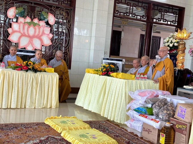 Đoàn 2 tại chùa Vạn Phước Đoàn 2 tại chùa Vạn Phước