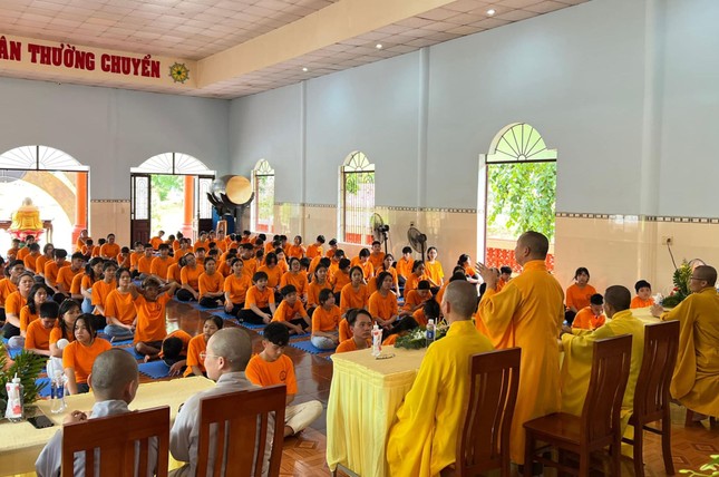 200 tu sinh tham dự khóa tu tại chùa Thanh Hòa