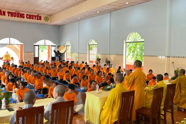 200 tu sinh tham dự khóa tu tại chùa Thanh Hòa