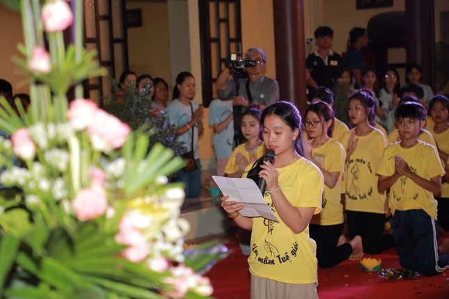 Đại diện tu sinh phát biểu tại khóa tu