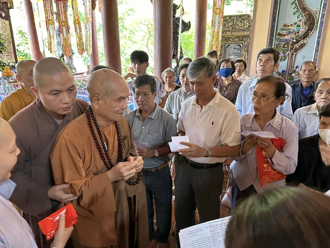 Hòa thượng Thích Minh Thông, Trưởng ban Trị sự tỉnh Khánh Hòa thăm hỏi và trao quà đến thân nhân gia đình liệt sĩ