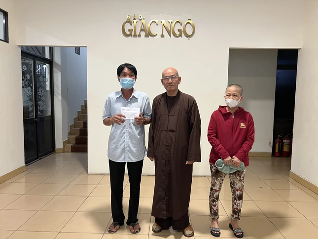 Hòa thượng Thích Tâm Viên, Trưởng ban Từ thiện xã hội Báo Giác Ngộ trao tiền đến bệnh nhân có hoàn cảnh đặc biệt khó khăn
