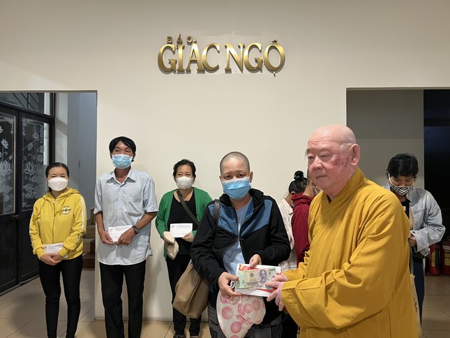 Hòa thượng Thích Duy Trấn tặng thêm cho bệnh nhân ung bướu - Ảnh: Ban TTXH GN Hòa thượng Thích Duy Trấn tặng thêm cho bệnh nhân ung bướu - Ảnh: Ban TTXH GN