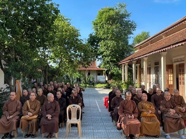 Lớp học với sự tham gia của hơn 50 Tăng sinh trẻ