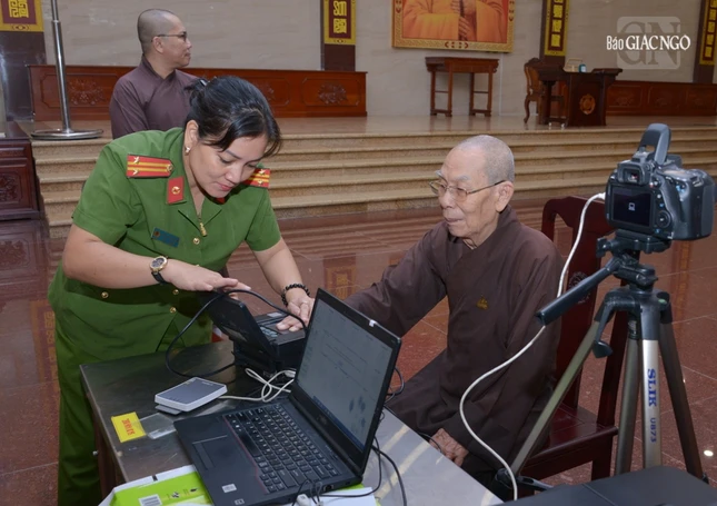 Hòa thượng Thích Thiện Đức, Phó Trưởng ban Trị sự kiêm Trưởng ban Kiểm soát GHPGVN TP.HCM làm thủ tục đăng ký mức 1