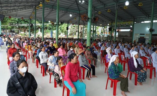 Đồng bào các dân tộc đến nhận quà tại tu viện Quảng Đức