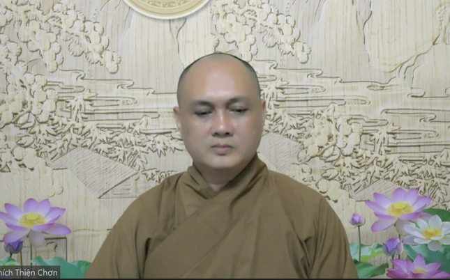 Thượng tọa Thích Thiện Chơn báo cáo tại buổi họp