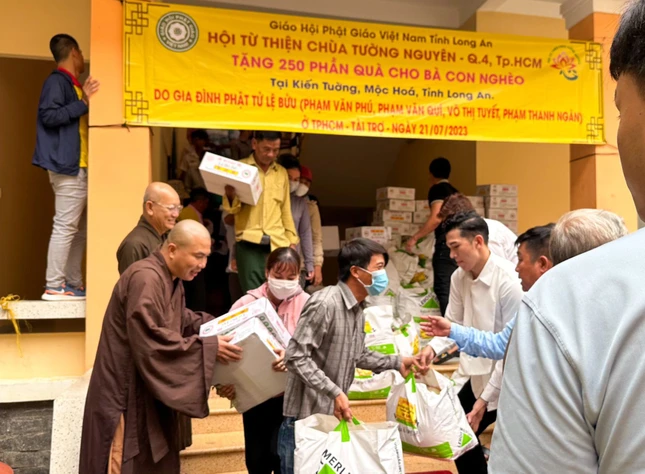 Đại đức Thích Minh Phú trao quà đến hộ nghèo tại H.Mộc Hóa