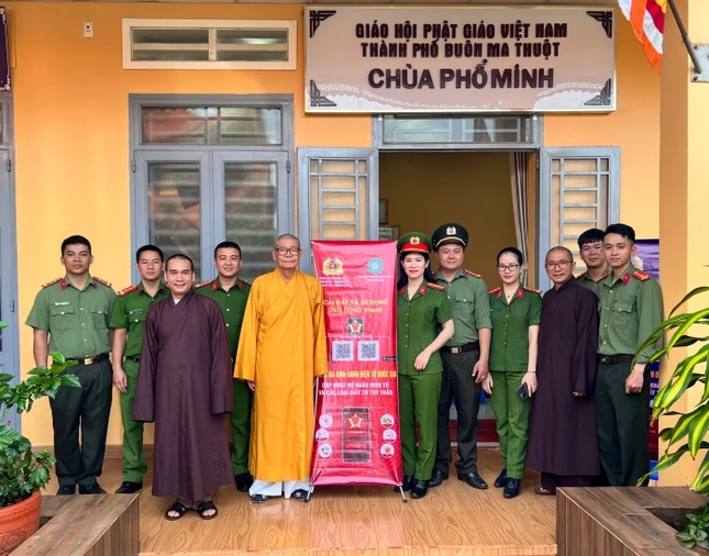 Phòng Cảnh sát Quản lý Hành chính về trật tự xã hội Công an tỉnh hỗ trợ Tăng Ni đăng ký, kích hoạt, sử dụng hồ sơ điện tử