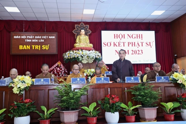 Đại đức Thích Trí Minh điều phối chương trình thảo luận Đại đức Thích Trí Minh điều phối chương trình thảo luận