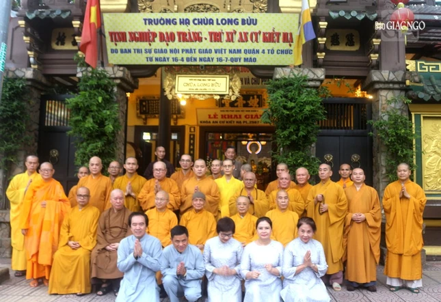 Chư tôn đức đoàn 6 chụp ảnh lưu niệm tại trường hạ chùa Long Bửu