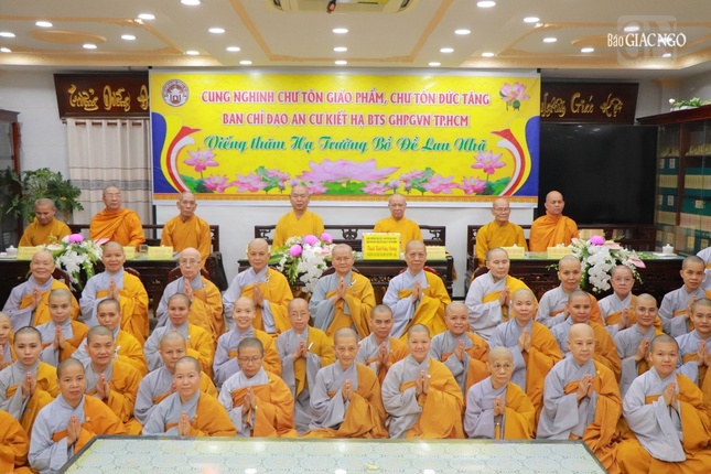 Chư tôn đức chụp ảnh lưu niệm cùng chư hành giả Ni trường hạ Bồ Đề Lan Nhã