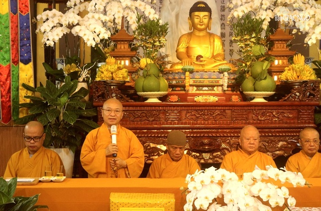 Thượng tọa Thích Nhật Từ có lời thăm hỏi Ban Chức sự và hành giả Tăng Ni Phật giáo Q.4 tại chùa Long Bửu