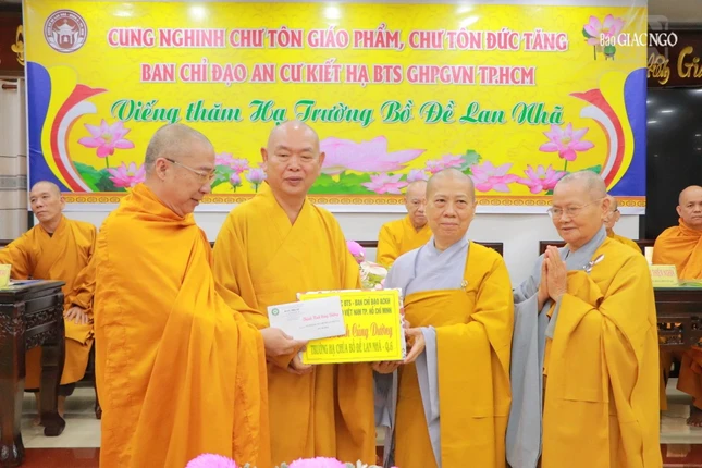 Chư tôn đức đại diện Ban Thường trực Ban Trị sự TP.HCM trao tịnh tài, tịnh vật cúng dường đến Ni sư Thích nữ Như Hiền, đại diện Ban Chức sự tiếp nhận
