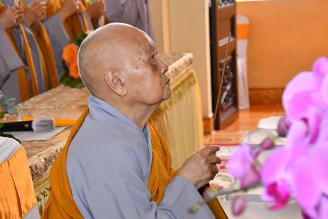 Ni trưởng Thích nữ Tịnh Nguyện, Trưởng ban Thường trực Ban Chứng minh Phân ban Ni giới T.Ư niêm hương tưởng niệm