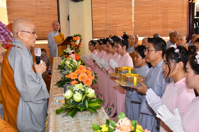 Ni trưởng Thích nữ Huệ Hương ban đạo từ