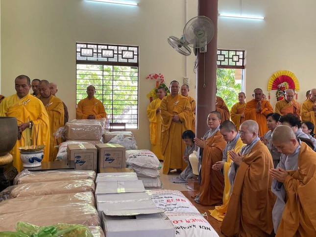 Chư Ni cùng Phật tử chùa Giác Tâm do Ni sư Thích nữ Tâm Hải làm trưởng đoàn tác bạch cúng dường trường hạ