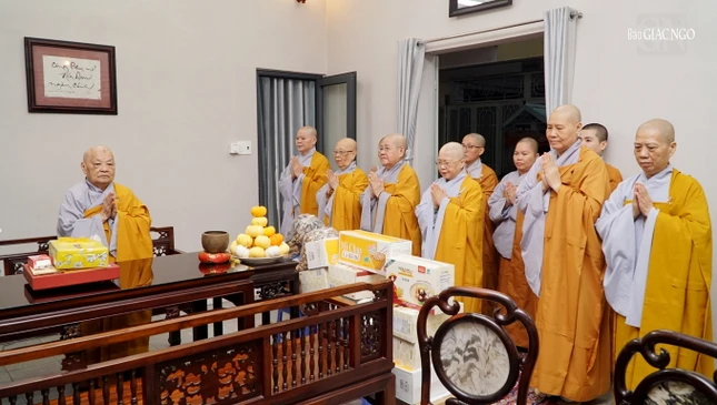 Ni trưởng Thích nữ Từ Nhẫn thay mặt chư Ni dâng lên khánh tuế đến Ni trưởng Thích nữ Tịnh Nguyện