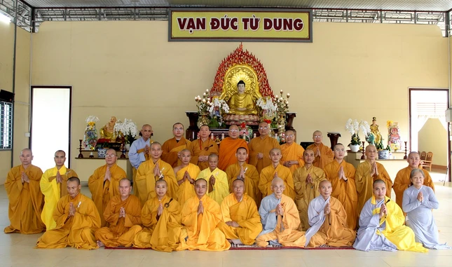 Đoàn chụp ảnh lưu niệm