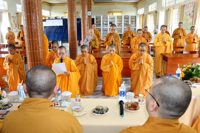 Đại diện hành giả báo cáo tình hình tu học đến chư tôn đức