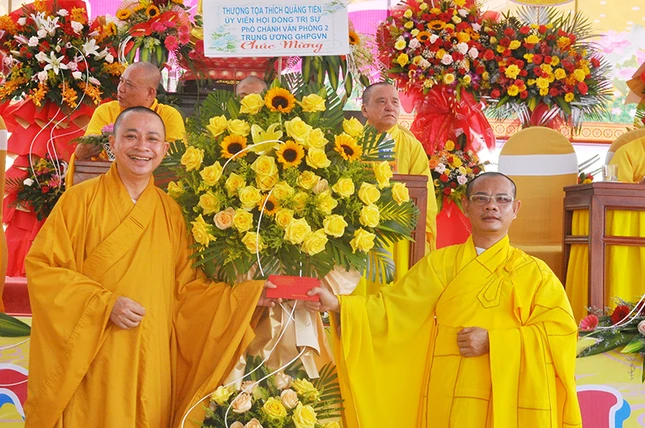 Thượng tọa Thích Phước Tiến, Phó Van phòng II TƯGH tặng hoa chúc mừng