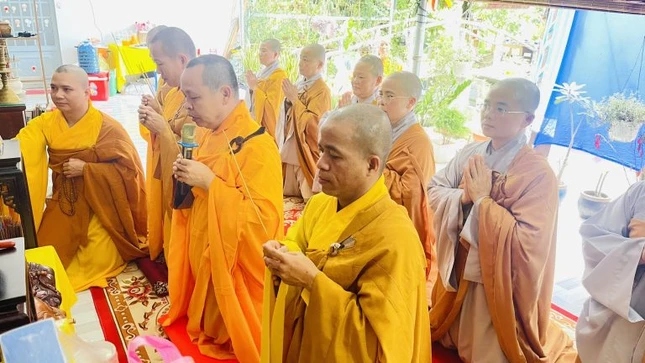 Chư tôn đức niêm hương Tam bảo