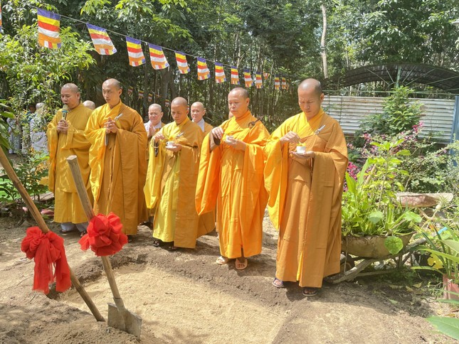 Chư tôn đức Tăng Ni cử hành nghi thức khởi công xây dựng