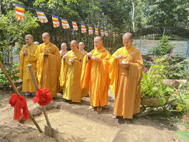 Chư tôn đức Tăng Ni cử hành nghi thức khởi công xây dựng