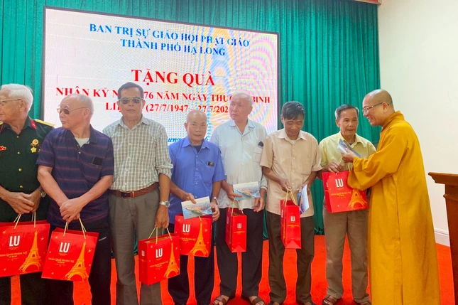 Ban Trị sự GHPGVN TP.Hạ Long trao 50 phần quà tặng cho 50 đối tượng chính sách