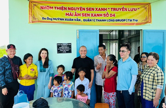 Trong ngay vui khánh thành, bàn giao căn nhà mới đến gia đình anh Hữu Vẹn Trong ngay vui khánh thành, bàn giao căn nhà mới đến gia đình anh Hữu Vẹn