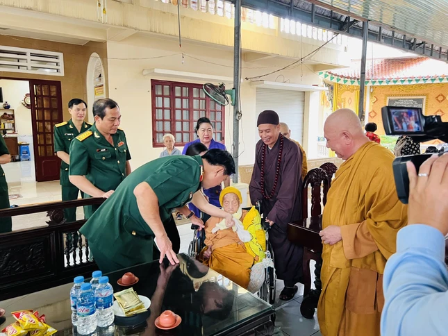 Trung tướng Nguyễn Trường Thắng thăm hỏi, chúc sức khỏe đến Sư bà Thích nữ Nhẫn Liên