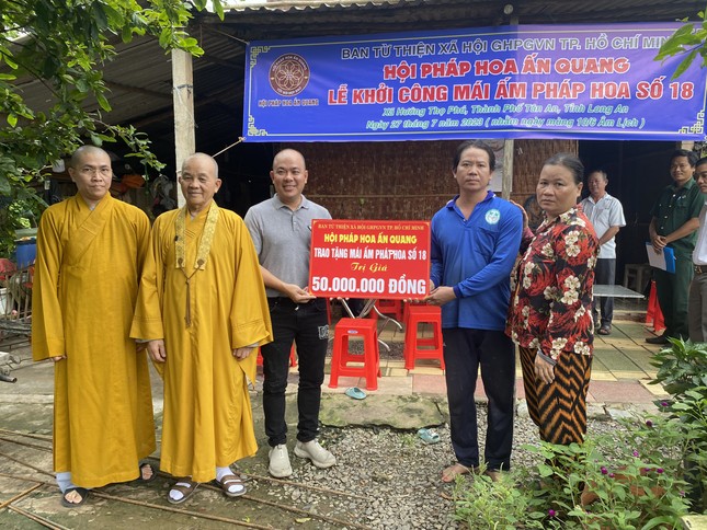 Trao bảng tài trợ đến gia đình anh Nguyễn Thành Trọng - Ảnh: P.H.A.Q