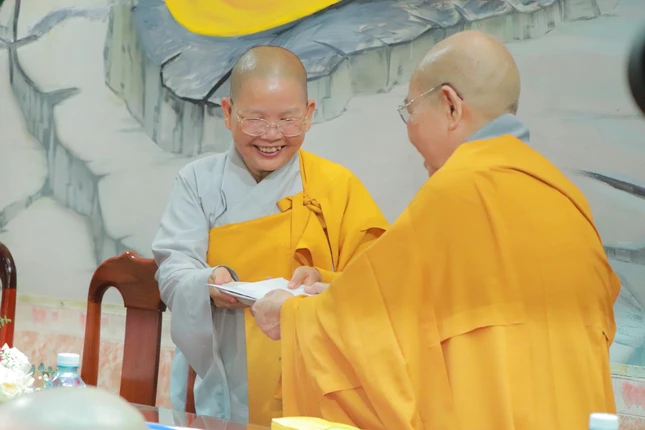 Ni trưởng Thích Từ Nhẫn trao tịnh tài cúng dường trường hạ Tây Thiên, tỉnh Bình Dương