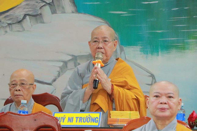 Ni trưởng Thích nữ Từ Nhẫn sách tấn chư hành giả tại chùa Tây Thiên