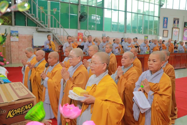 Ni trưởng Thích Như Pháp, Trưởng Phân ban Ni giới tỉnh Bình Dương phát biểu tại trường hạ Tây Thiên