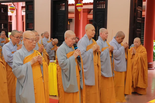 Niêm hương Tam bảo tại chùa Quang Minh