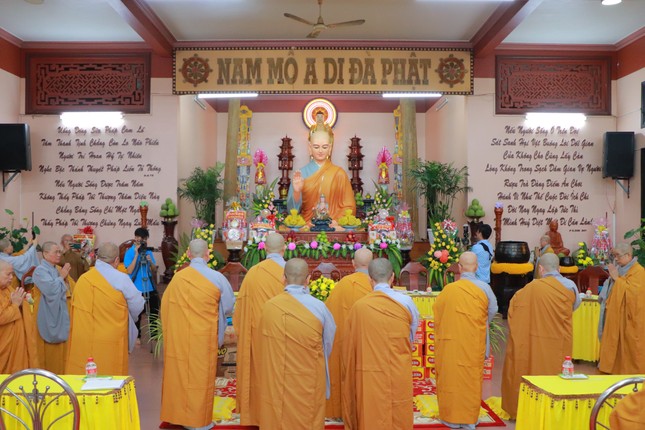 Trước tôn tượng Đức Thánh Tổ Ni Đại Ái Đạo