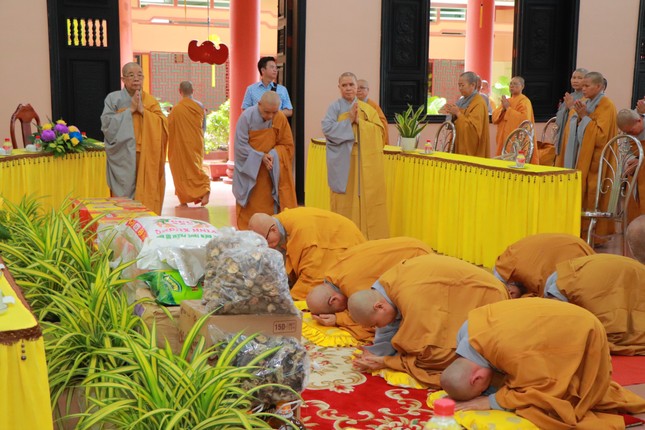 Đảnh lễ chư tôn đức Ni