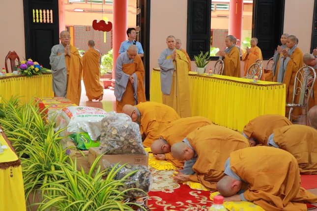 Đảnh lễ chư tôn đức Ni