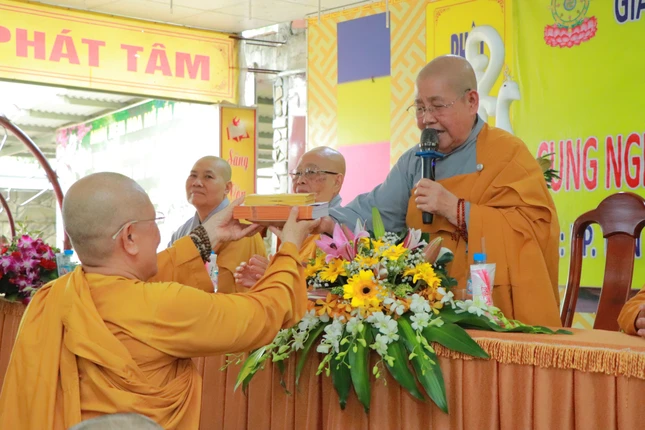 Ni trưởng Thích nữ Từ Nhẫn trao cúng dường chư hành giả chùa Pháp Huệ