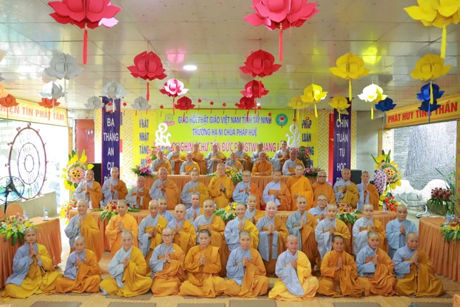 Chụp ảnh lưu niệm tại chùa Pháp Huệ