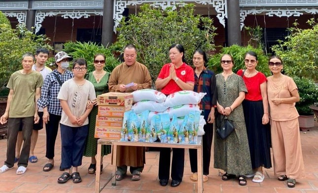 Thượng tọa Thích Giác Vũ, Phật tử trao 9 phần quà trợ cấp hàng tháng đến các gia đình